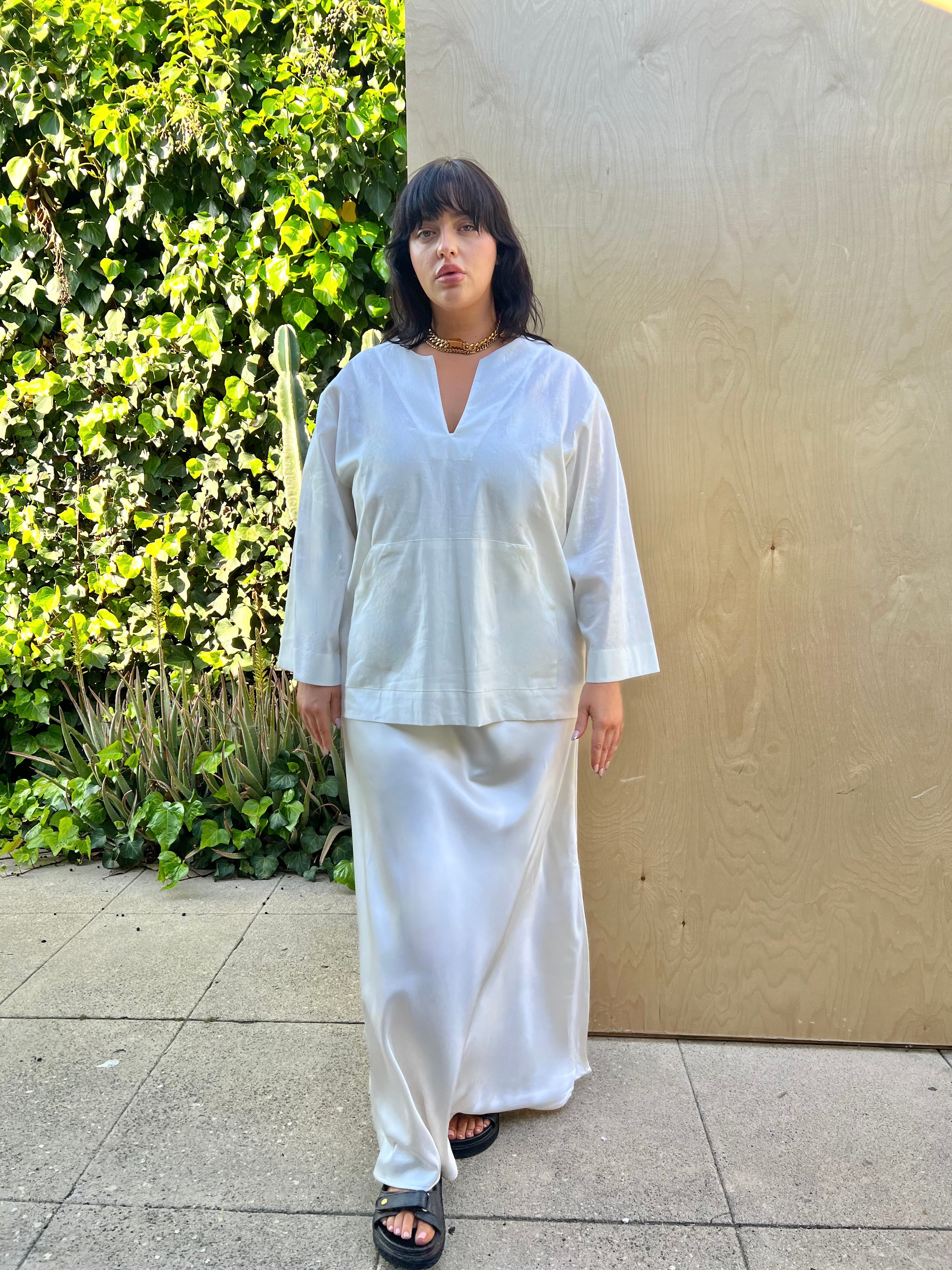 White jallaba linen top with front pocket