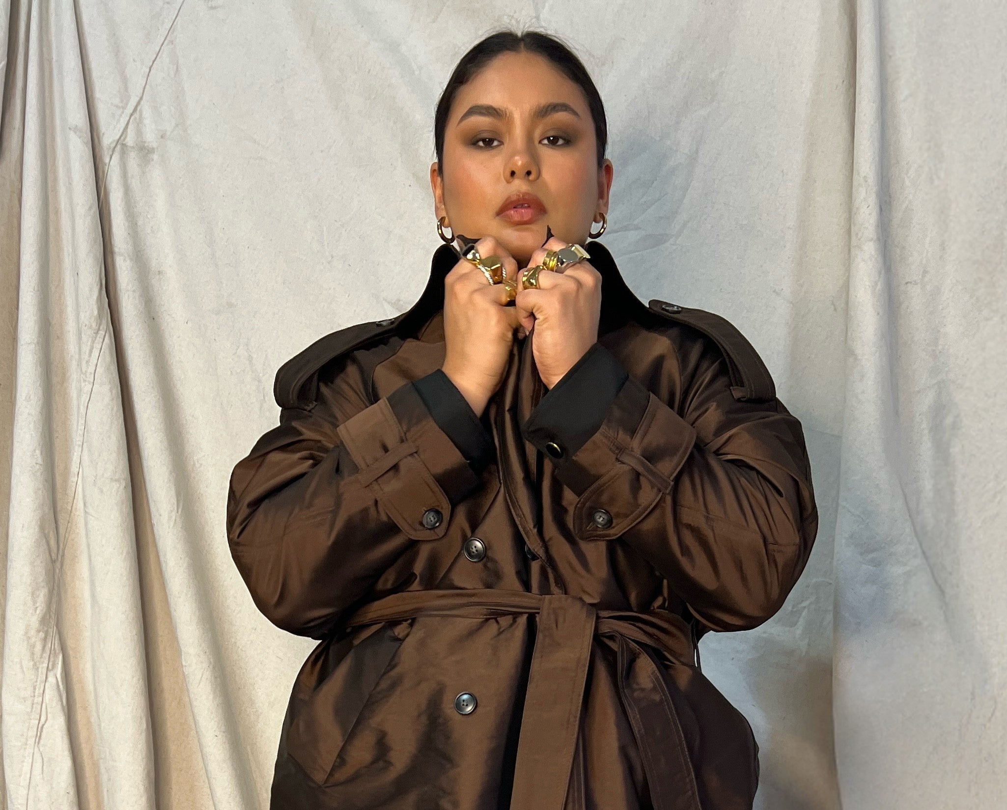 brown_model_trench_anessa_2025_CLOSE_UP.jpg